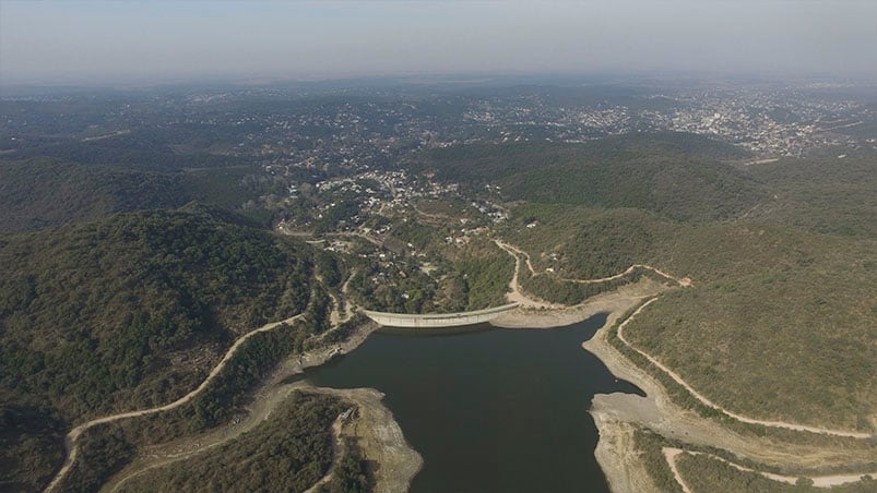 El dique La Quebrada bajó 10 metros. Foto: Lucio Casalla / ElDoce.tv.