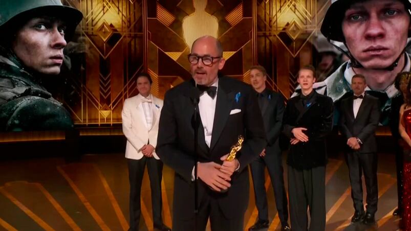 El director Edward Berger al recibir el Oscar a mejor película extranjera.