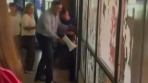 El director intentó calmar las aguas con un megáfono.