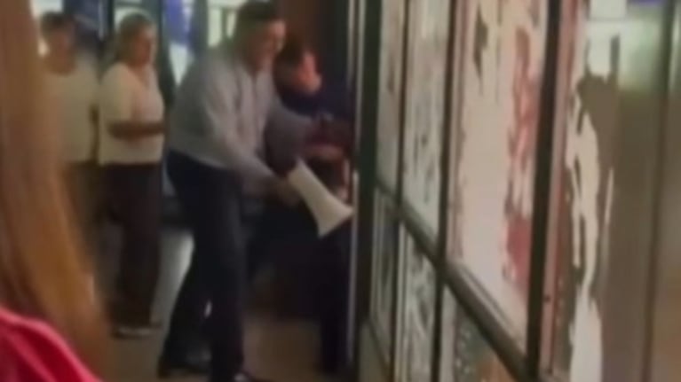 El director intentó calmar las aguas con un megáfono.