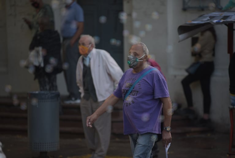 El distanciamiento es historia, el barbijo sigue siendo obligatorio al aire libre en Córdoba.