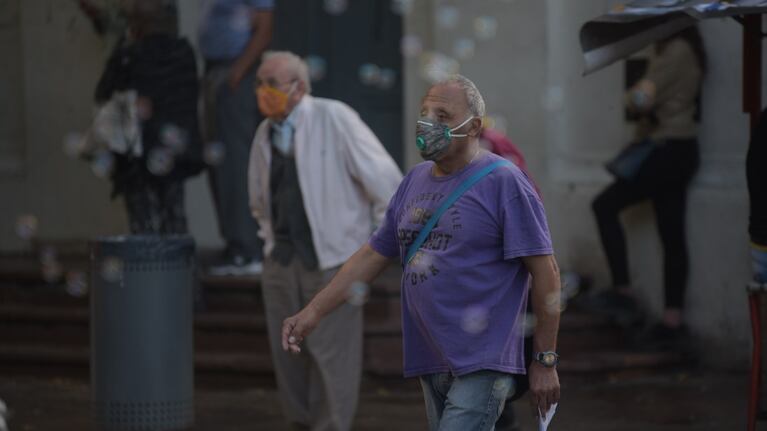 El distanciamiento es historia, el barbijo sigue siendo obligatorio al aire libre en Córdoba.