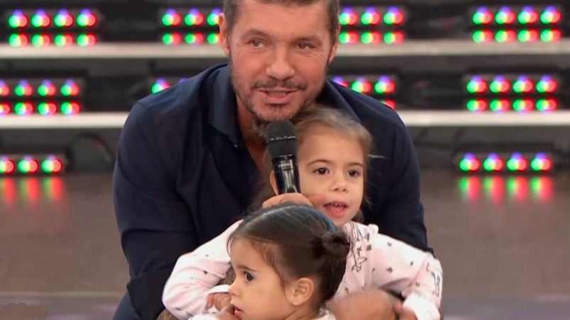 El divertido momento de Tinelli con las hijas de Cinthia.