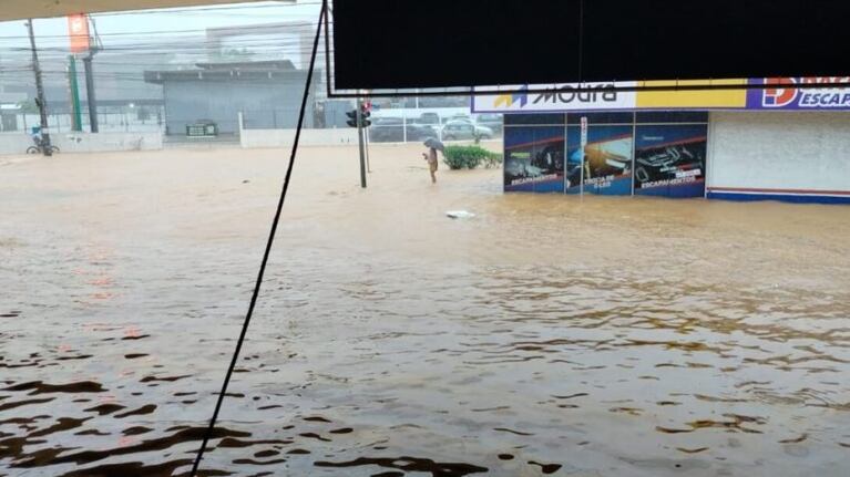 El Doce en Brasil: el drama en Camboriú después de la fuerte lluvia que causó inundaciones y destrozos