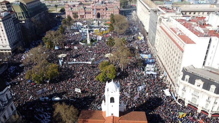 El Doce en Buenos Aires: CFK salió de su casa y saludó pero no fue a la marcha