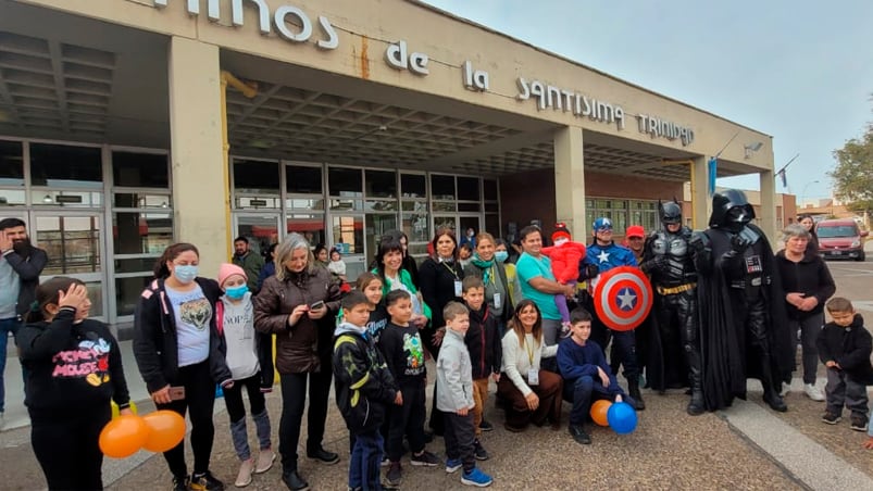 El Doce llevó las donaciones junto a los superhéroes amigos. Foto: Fredy Bustos.