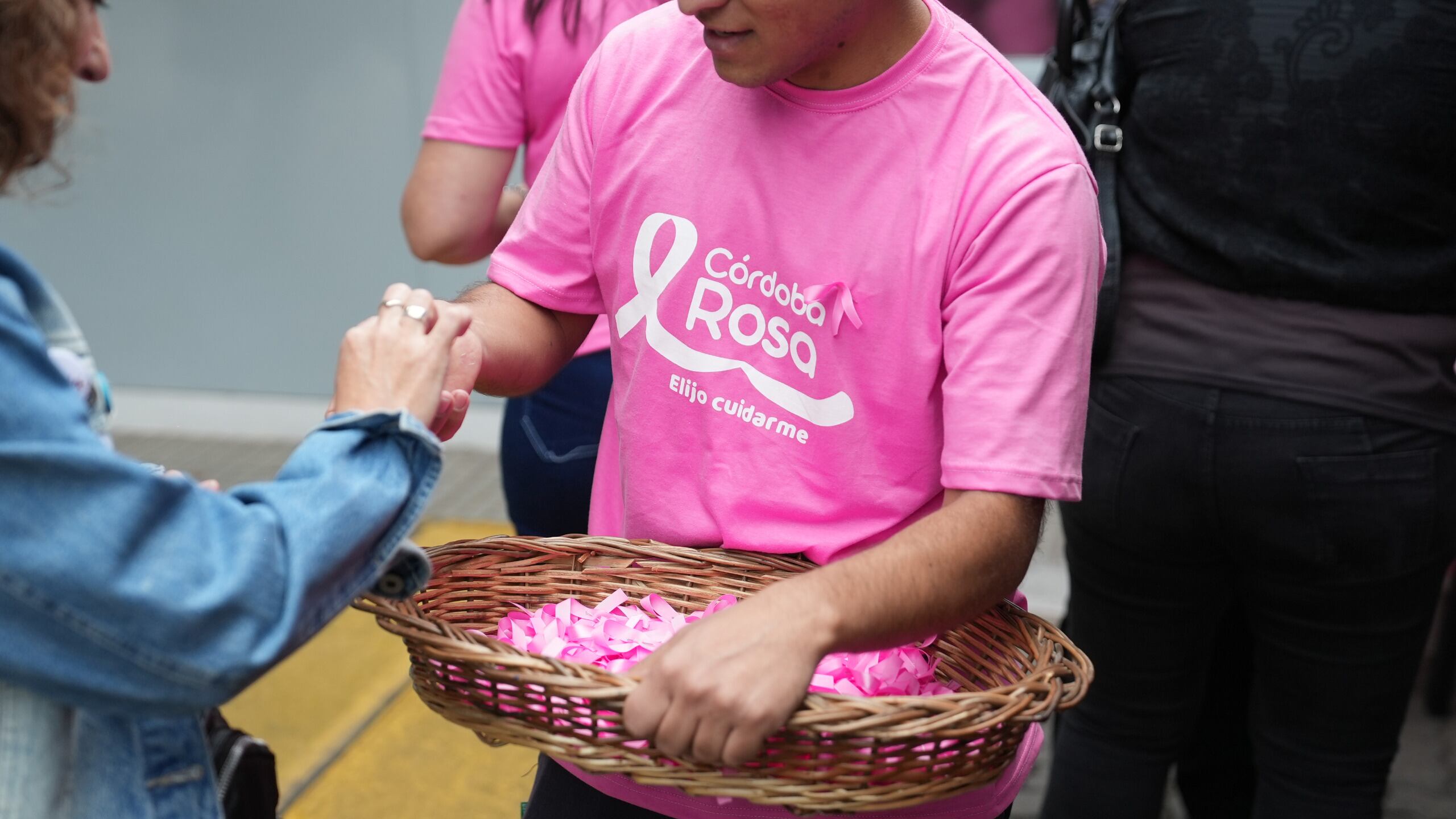 El Doce realiza una jornada de concientización sobre el cáncer de mama.