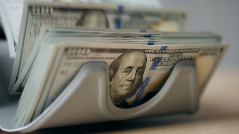 El dólar arrancó la semana en alza.