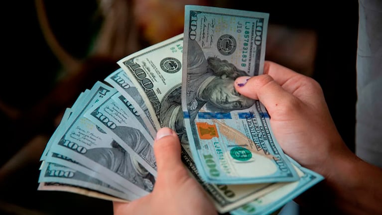 El dólar blue cotizó por primera vez debajo del oficial.
