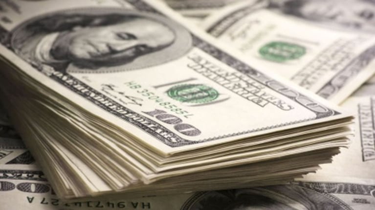 El dólar blue llegó a los $955 y rompió récord.