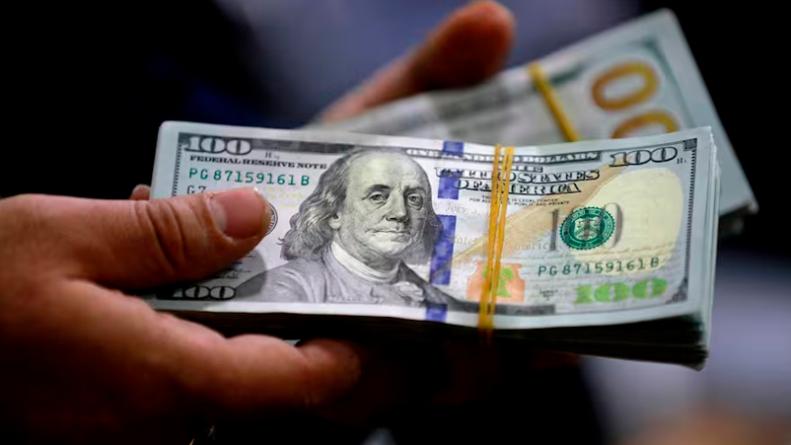 El dólar blue sigue caliente a tres semanas de las elecciones.