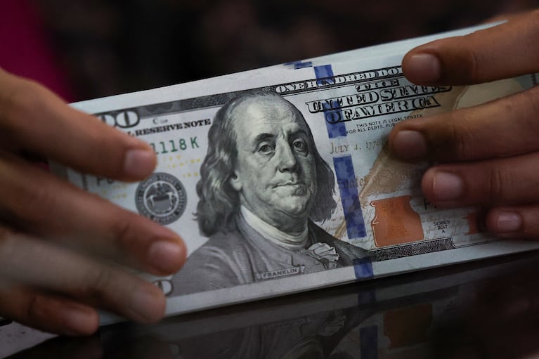 El dólar cerró en baja después de abrir el martes en alza.