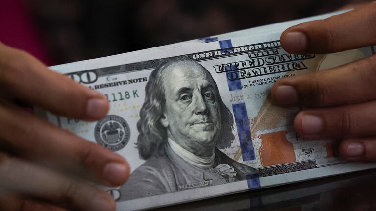 El dólar cerró en baja después de abrir el martes en alza.