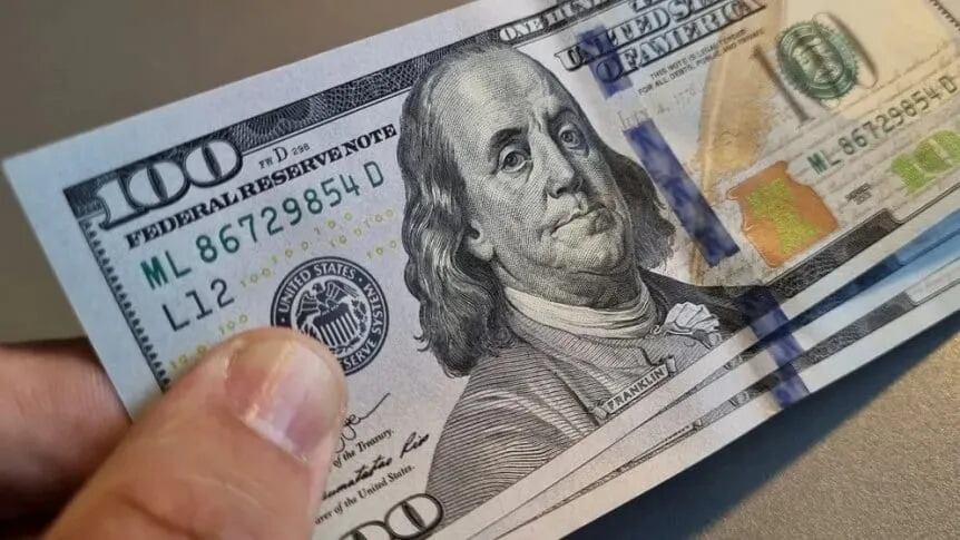 El dólar oficial baja