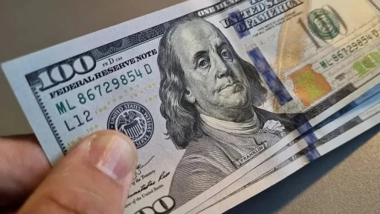 El dólar oficial baja