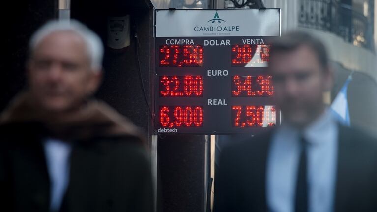 El dólar recobró la tendencia alcista tras el inicio de la semana en baja.
