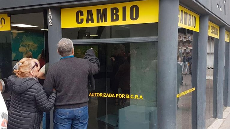 El dólar se disparó y en Córdoba cerraron casas de cambio
