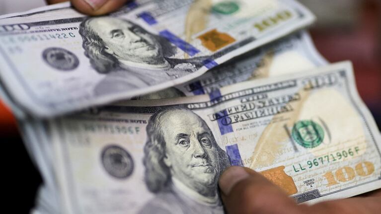El dólar se mantiene por debajo de los $1.400 para la venta.