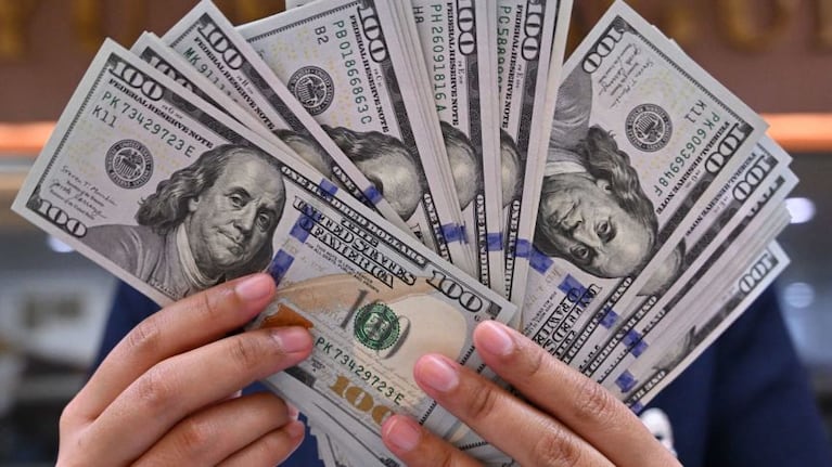 El dólar sigue en baja en Argentina.