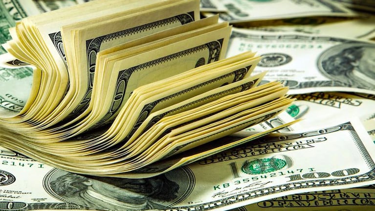 El dólar sigue escalando tras las legislativas en Buenos Aires. 