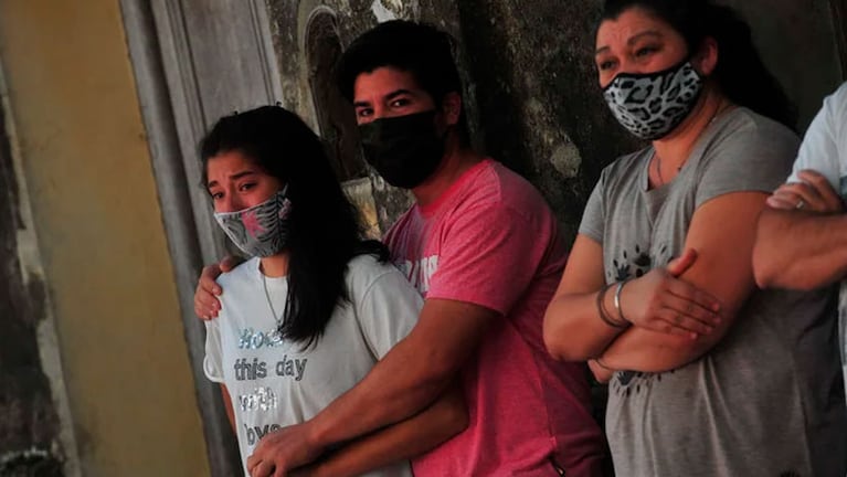 El dolor de familiares y amigos de la adolescente asesinada por un policía. Foto: Gentileza Clarín.