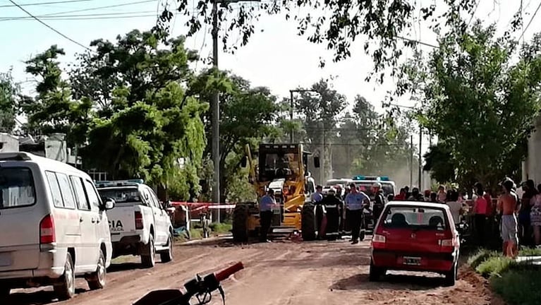 El dolor de familiares y vecinos en la escena del accidente fatal. / Fotos: 100.3 FM Radio Ciudad