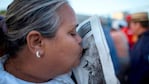 El dolor de una ciudadana cubana por Fidel Castro en la Plaza de la Revolución.