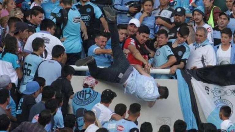 El dolor del padre del hincha que tiraron desde la tribuna