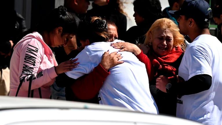 El dolor en el velatorio de las víctimas del triple crimen narco. Foto: Infobae.