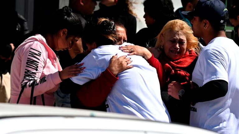El dolor en el velatorio de las víctimas del triple crimen narco. Foto: Infobae.