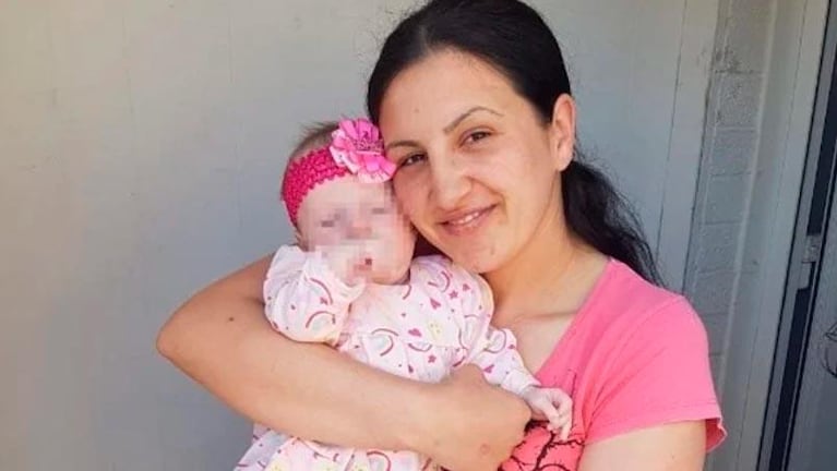 El dolor en una imagen: cargó el ataúd de su bebé asesinado a puñaladas por su madre