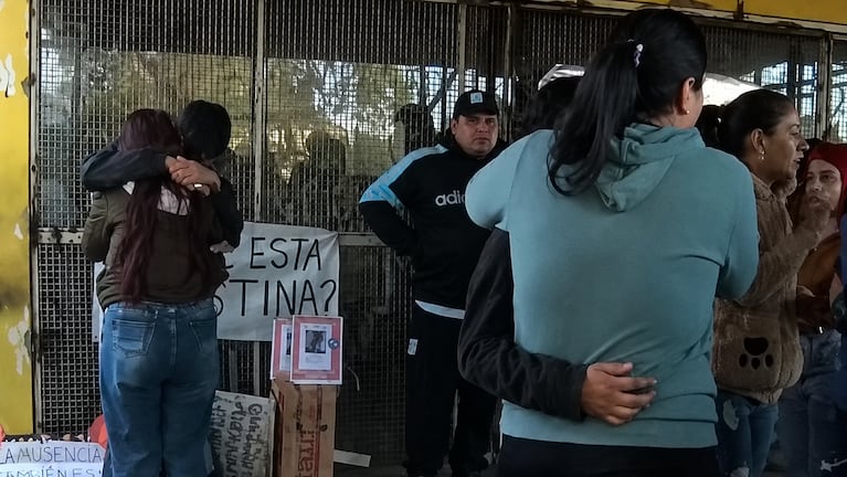 El dolor frente a la casa de Agostina en barrio General Mosconi.