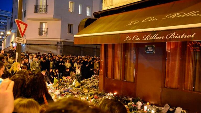 El dolor por las víctimas se manifiesta en París.