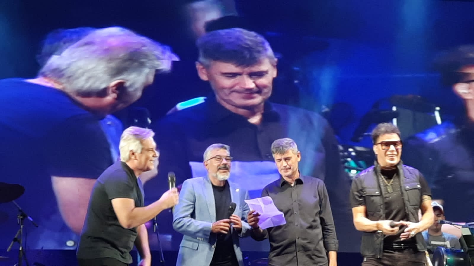El dominicano invitó al intendente de Córdoba a cantar en el festival "Córdoba en otoño"-.