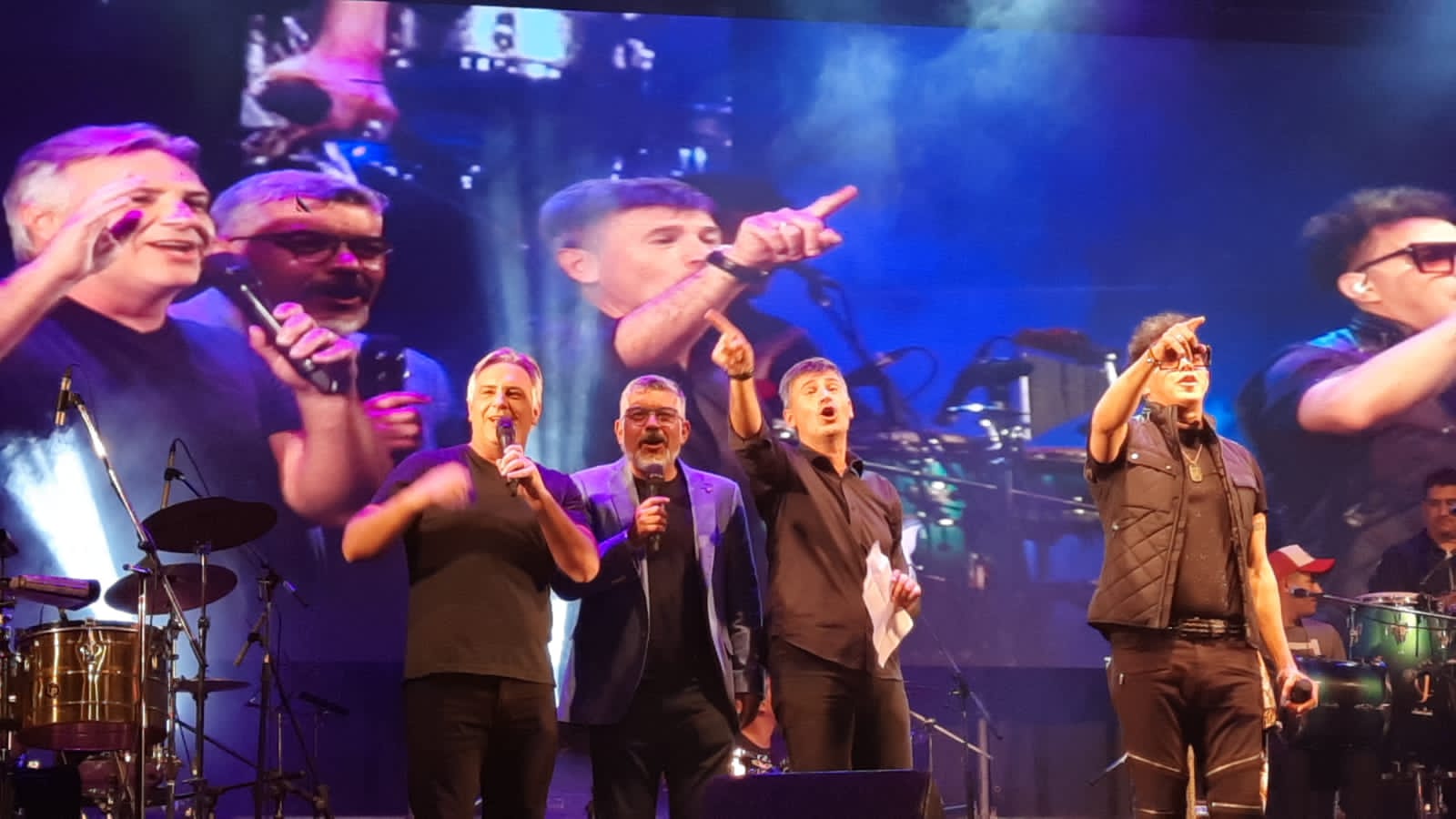 El dominicano invitó al intendente de Córdoba a cantar en el festival "Córdoba en otoño"-.