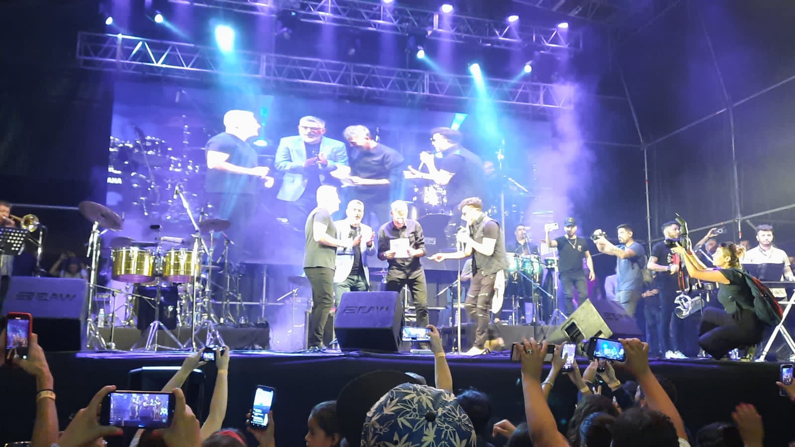 El dominicano invitó al intendente de Córdoba a cantar en el festival "Córdoba en otoño"-.