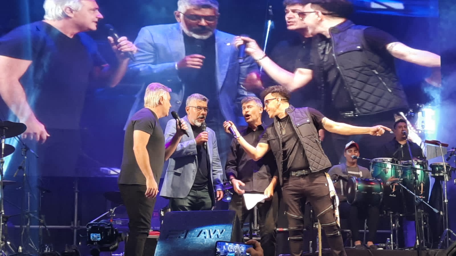El dominicano invitó al intendente de Córdoba a cantar en el festival "Córdoba en otoño"-.