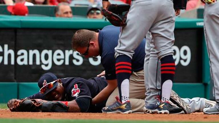 El dominicano Juan Uribe quedó tendido en el piso, tras el golpe en su entrepierna.