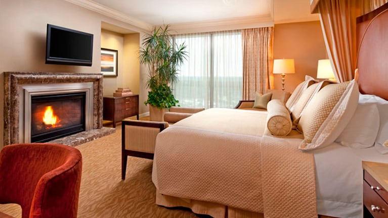 El dormitorio principal de la suite Presidencial del hotel The St Regis Houston.