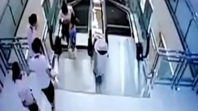 El drama de la escalera mecánica que mató a una mujer en China no terminó.