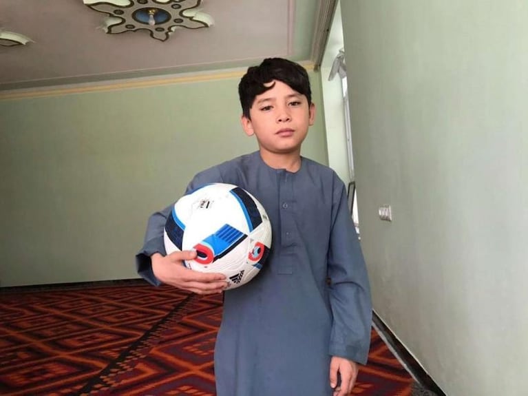 El drama del nene afgano fanático de Messi: está oculto en Kabul y pide ayuda