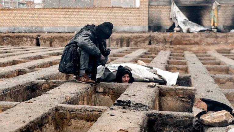 El drama en Irán: pobres y drogadictos duermen en tumbas