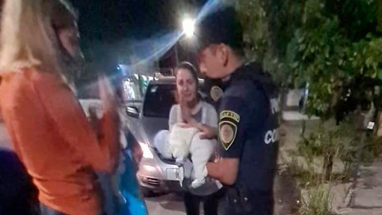 El dramático momento en el que el policía realizaba maniobras de RCP al bebé.