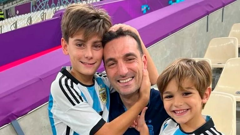 El DT campeón del mundo con sus hijos tras la obtención de la Copa.