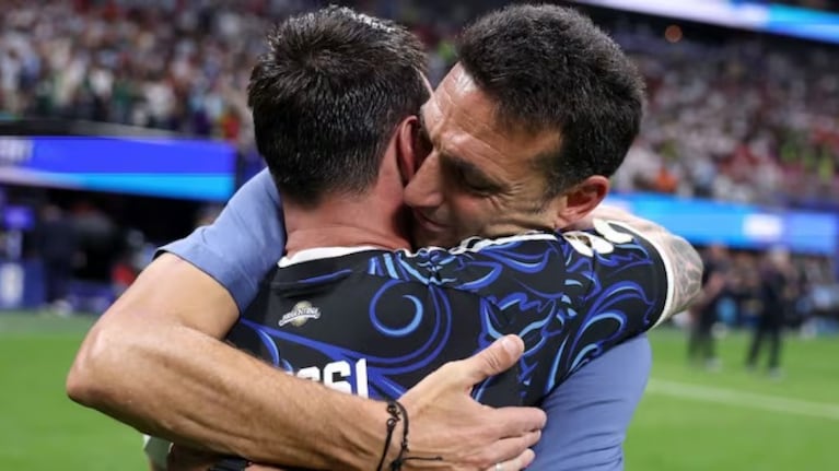 El DT y el capitán se fundieron en un emotivo abrazo tras el pase a la final del Mundial.