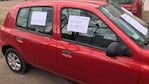 El dueño de casa pegó carteles en el auto mientras esperaba a la conductora.