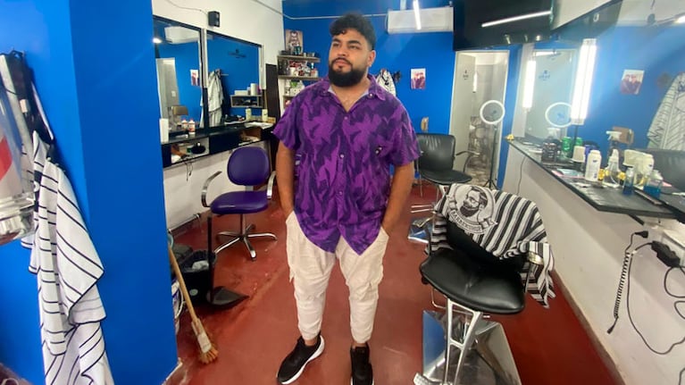 El dueño de la barbería, indignado por el robo. Foto: Luchi Ybañez / El Doce.