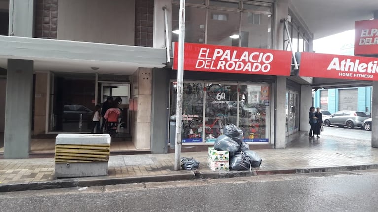 El dueño de la bicicletería denunció que vivieron situaciones violentas con el portero.