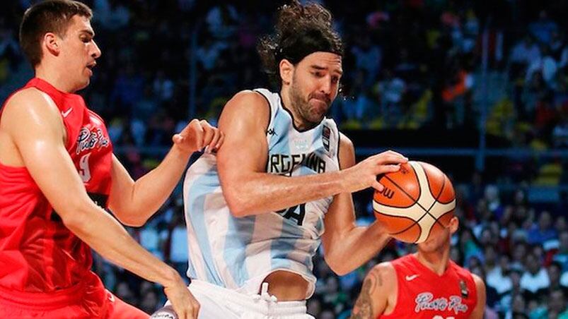 El dueño de la pelota. Scola volvió a ser el alma nacional en el debut en México 2015. Foto: FIBA Américas.