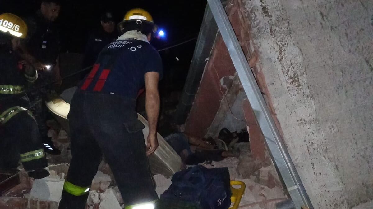 El dueño de la vivienda fue rescatado por Bomberos y personal de Defensa Civil.